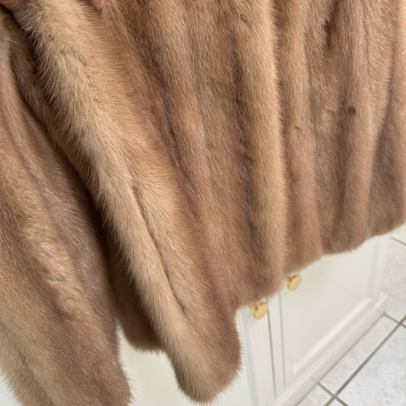 Mink Fur Coat, by Normart’s of Fresno, Calif - Picture 7 of 13